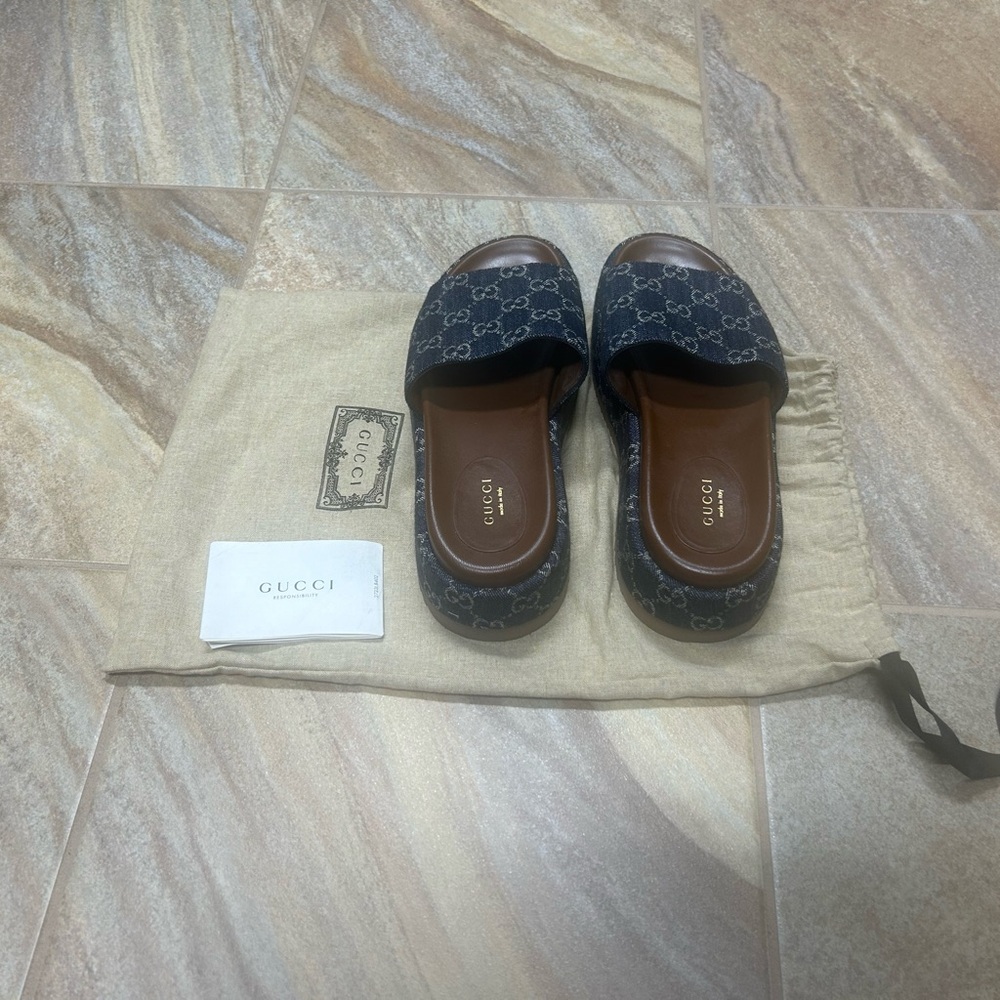 Gucci Angelina sandals in navy blue. Marked a size 38. Worn twice.